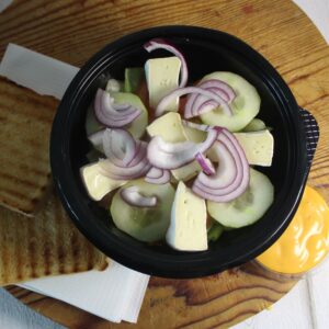 Camembert salát s rajčaty a okurkou